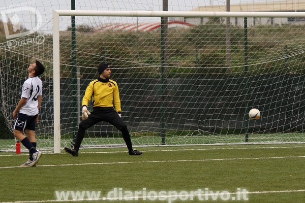 Claudio Pillitu guarda il pallone entrare in porta Claudio Pillitu guarda il pallone entrare in porta